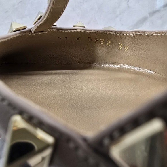 Valentino Garavani Rockstud Black and Tan Women's Shoes - Picture 9 of 12